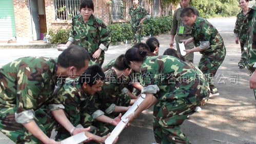 東莞拓展訓(xùn)練風(fēng)采：專(zhuān)注于這一刻！